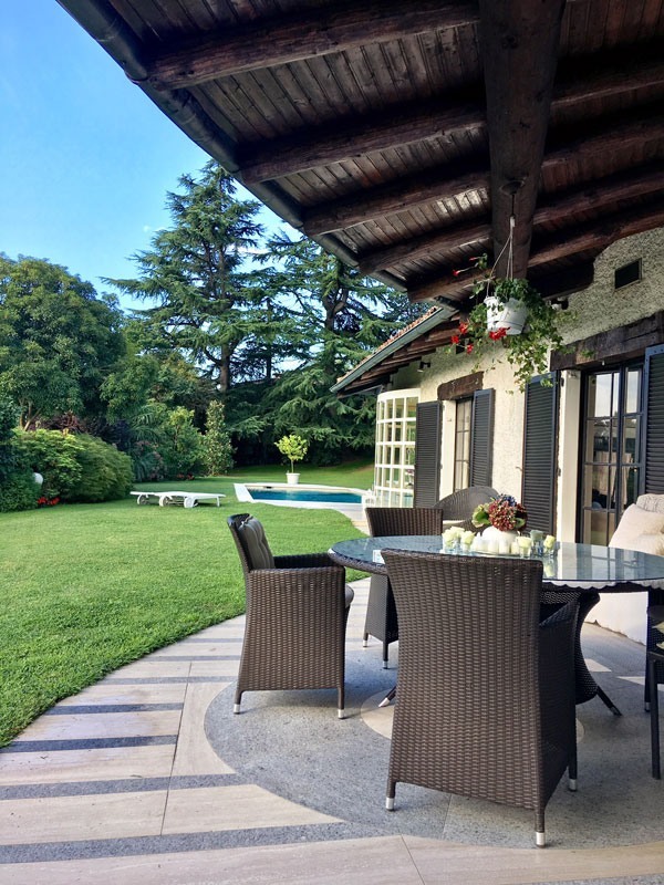 Vista portico e giardino con piscina